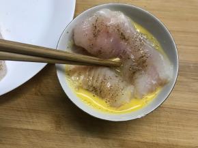 把腌制好的龙利鱼沾上蛋液。