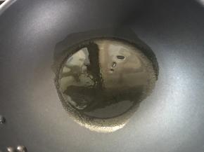 锅中倒入适量橄榄油。