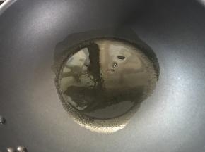 锅中倒入适量橄榄油。