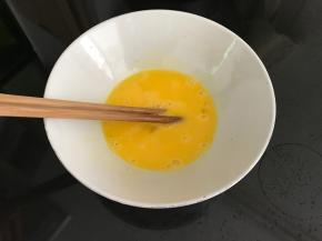 鸡蛋打散。