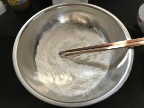 把除黄油外的材料混匀。