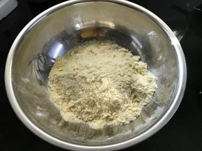 用手混匀后搓成粗粒。