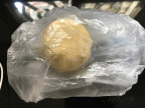 包保鲜袋放冰箱冷藏30分钟。