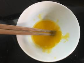蛋黄加少许水调匀备用。
