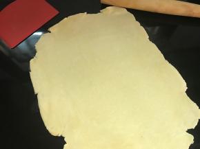 把松驰好的面团擀成3毫米左右的面片。