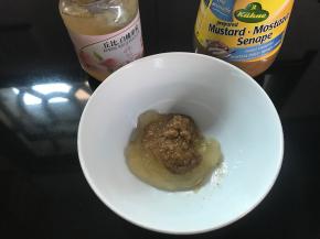 把甜芥末和果酱1：1混匀。