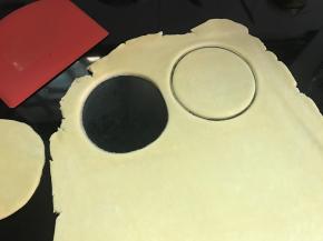 用模具切割出圆形的面片。