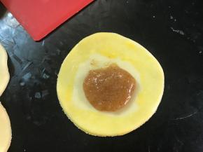 面片的四周用蛋黄液刷一圈。