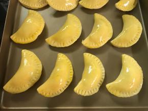 全部完成后码入烤盘刷上蛋液。