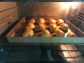 入预热好的烤箱，上下火，180度，20-25分钟左右。