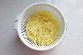 土豆一个去皮切细丝；