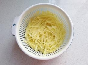 土豆一个去皮切细丝；