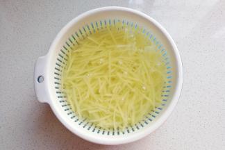 切好的土豆丝用清水冲洗后沥干备用；