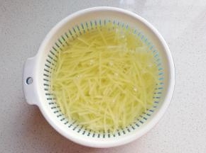 切好的土豆丝用清水冲洗后沥干备用；