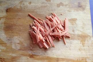 火腿适量也切细丝备用；