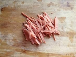 火腿适量也切细丝备用；
