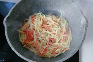 炒至土豆丝变软状态；