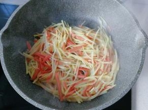 炒至土豆丝变软状态；