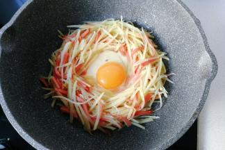 中间打入一颗鸡蛋，小火慢煎；