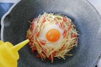 煎制期间可以在周围挤上少许食用油；