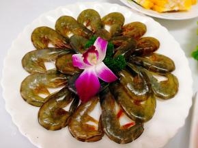 明虾洗净，用剪刀剪去须与脚，用牙签挑出黑线后装盘备用
