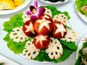 新鲜香菇用刀在香菇背上划出星形，莲藕去皮切片，用刀在边缘切出小三角形，用盐水泡1~2分钟后捞出，防止氧化