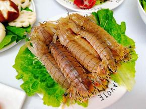 洗净皮皮虾后装盘备用