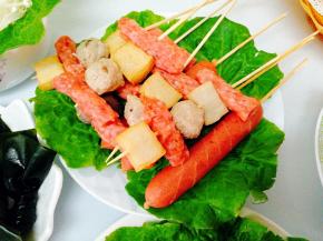 香肠，鱼豆腐，小肉肠，香菇丸子，用竹竿插入，这样孩子们吃的方便，1串可以同时吃两三种丸子哈哈