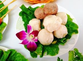 自制包心鱼丸，牛肉丸子 ，包心鱼丸我采用的是龙利鱼柳加生粉，蛋清用料理机打成泥状。牛肉丸子首先先把牛肉用料理机打成泥状，加入生粉蛋清调味料一个个弄圆即可