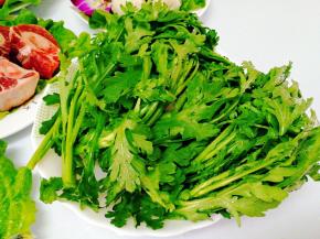 洗净茼蒿，茼蒿中含有多种挥发性物质，会散发出特殊香味，这种特殊香味有助于增加唾液分泌，能够帮助刺激食欲，消食开胃，很适合孩子们吃