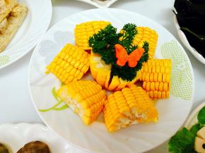 甜玉米切段后再对半切，建议多吃些粗粮哦