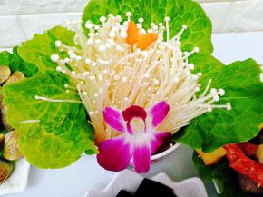 金针菇去头洗净，还有旁边那盘是青蛾，买回来先用淡盐水吐沙半个小时，反复搓洗并冲洗干净，金针菇涮火锅也是必备的