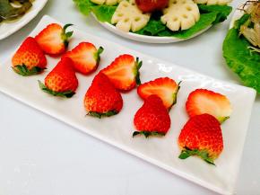 餐后水果也要备，家里有孩子想的会比较周全些哈哈，草莓是应季水果，好甜