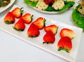 餐后水果也要备，家里有孩子想的会比较周全些哈哈，草莓是应季水果，好甜
