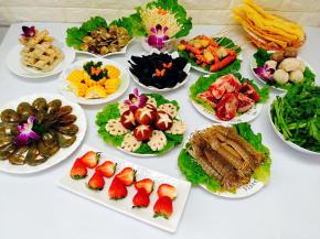 食材大集合，其中两盘忘了介绍了，那就是自制炸的槟榔芋条，这个只要涮一下下就可以吃了，不宜太早放入，还有一盘是海带结，涮火锅怕上火，加入凉性的海带，好搭档哦