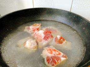 现在我们开始弄火锅底：锅里烧水，水开后加入骨肉焯水