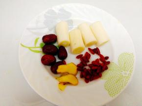 煲火锅底料的配料：大葱，姜片，枸杞子