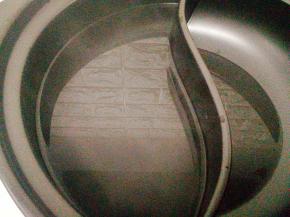 现在我们来准备红油这锅，先烧一壶开水倒入鸳鸯锅另一半