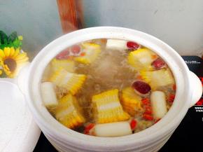 取一个砂锅，将骨头肉，甜玉米，红枣，大葱段，枸杞子少量盐，先煲锅底料，煲15分钟即可