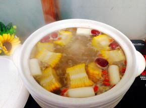 取一个砂锅，将骨头肉，甜玉米，红枣，大葱段，枸杞子少量盐，先煲锅底料，煲15分钟即可
