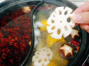 煮开后陆续加入莲藕