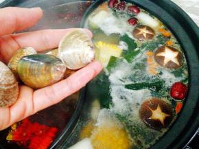 再次煮开放入青蛾，丸子类的也加入