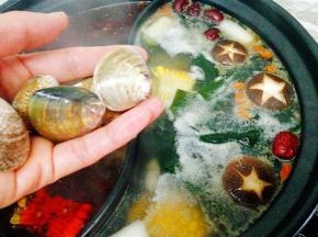 再次煮开放入青蛾，丸子类的也加入