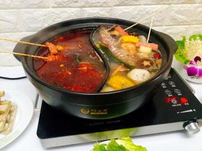 海鲜，加入海鲜，今天买的皮皮虾有膏，特别好，明虾也是选择比较大头的，汤底立马鲜度提升哈