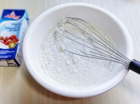 将125g牛奶倒入器具中，筛入低粉。搅拌均匀且无干粉。