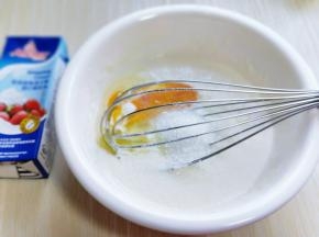 再加入砂糖和鸡蛋。搅拌均匀至糖融化。