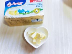 准备黄油，切小块。