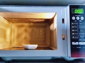 放入微波炉中叮30秒，至融化。
