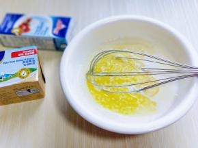 黄油冷后，加入面糊中，搅拌均匀，静止20分钟。