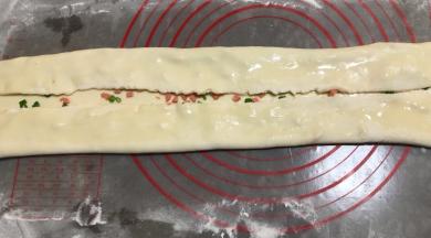 如图折起，刷油，再折起，切成段切成双数